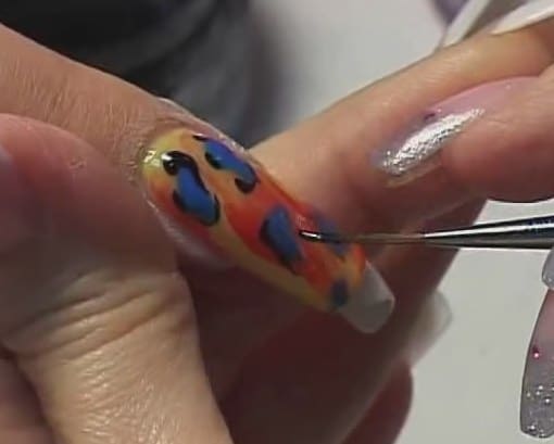 Роспись ногтей цветными гелями