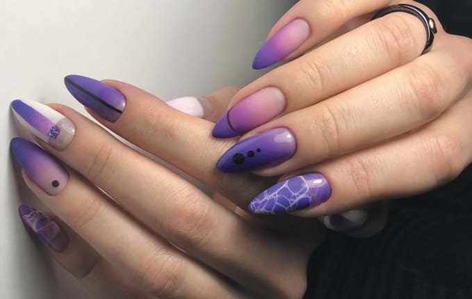 Простой дизайн ногтей фиолетовым гель-лаком