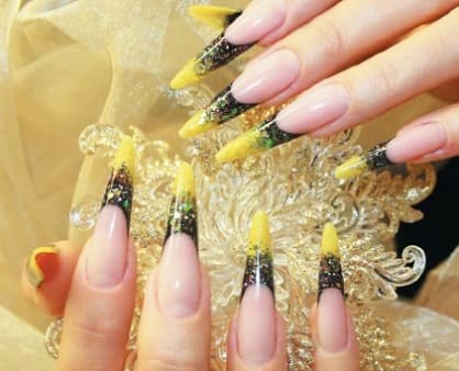 Дизайн ногтей формы Миндаль с желтым френчем