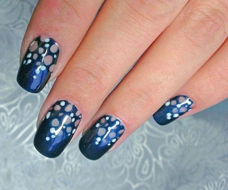 Дизайн ногтей темно-синим гель-лаком