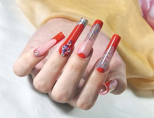 Дизайн в красных тонах на ногтях квадратной формы