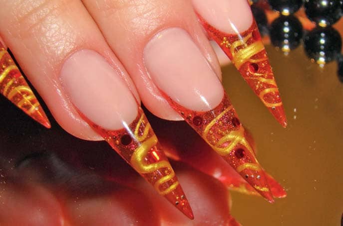 Дизайн ногтей с золотыми 3D нитями