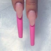 Подложка из розового акрила на свободном красе ногтя