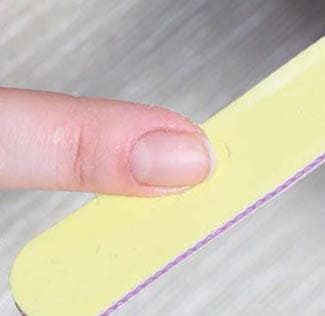 Обработка боковых валиков ногтей во время экспресс-маникюра