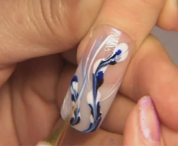Дизайн ногтей цветным гелем под гжель