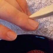Шлифовка ногтей на этапе завершения маникюра