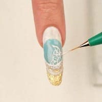 Кружевная роспись ногтей тонкой кистью