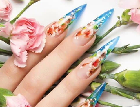 Яркий летний дизайн ногтей с цветами