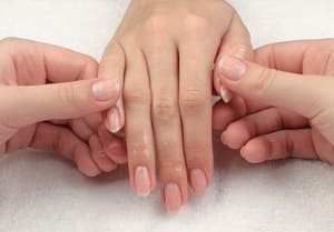 Массаж рук и нанесение на ногти и область кутикулы масла
