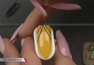 Прорисовка контура дизайна ногтей кистью