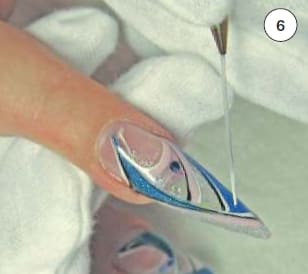 Завершающие штрихи зимнего дизайна ногтей тонкой кистью